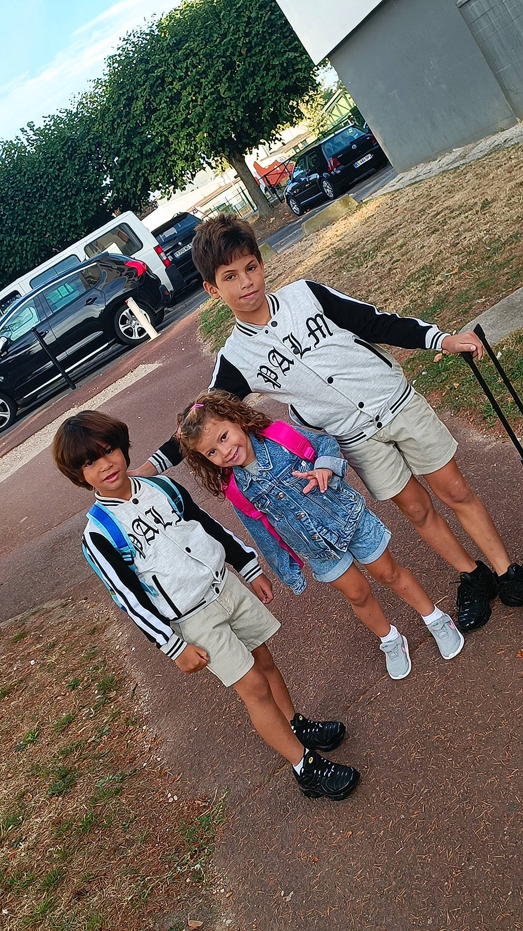 Team Ayoub a rejoint le concours — aidez-le/la à gagner de superbes lots ! asphalt, automotive_design, automotive_lighting, bumper, cool, fun, joy, leisure, motor_vehicle, person, recreation, road, rolling, shorts, sidewalk, sky, sneakers, t_shirt, travel, tree