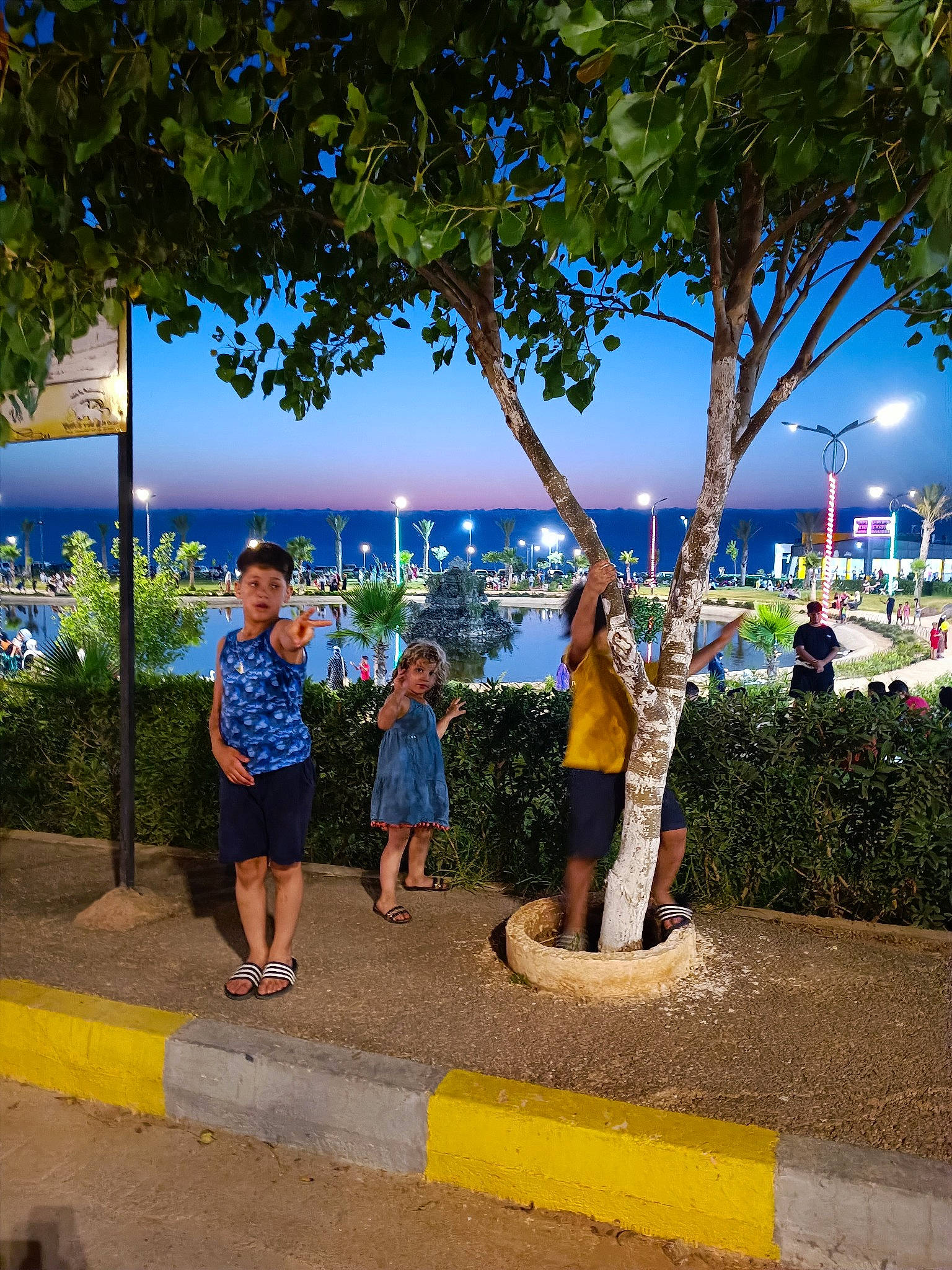 Team Ayoub participe au concours pour gagner de l'argent avec cette photo : arecales, asphalt, azure, city, fun, grass, leisure, morning, nature, person, plant, recreation, road_surface, shorts, sidewalk, sky, tints_and_shades, travel, tree, urban_design