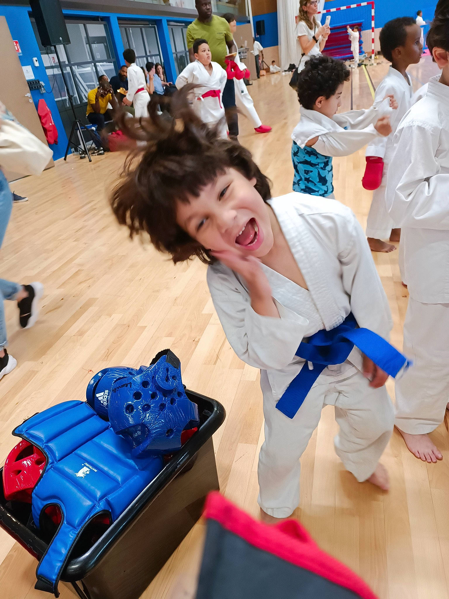 Team Ayoub participe au concours pour gagner de l'argent avec cette photo : bag, blue, child, competition_event, contact_sport, electric_blue, event, fun, happy, headwear, japanese_martial_arts, leisure, luggage_and_bags, martial_arts_uniform, person, plastic, play, recreation, room, smile