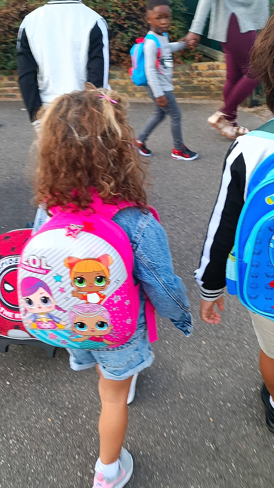 Lea a rejoint le concours — aidez-le/la à gagner de superbes lots ! blue, clothing, fun, green, hair, hairstyle, human, interaction, leisure, luggage_and_bags, mammal, person, photograph, pink, shoe, shorts, t_shirt, textile, vertebrate, white