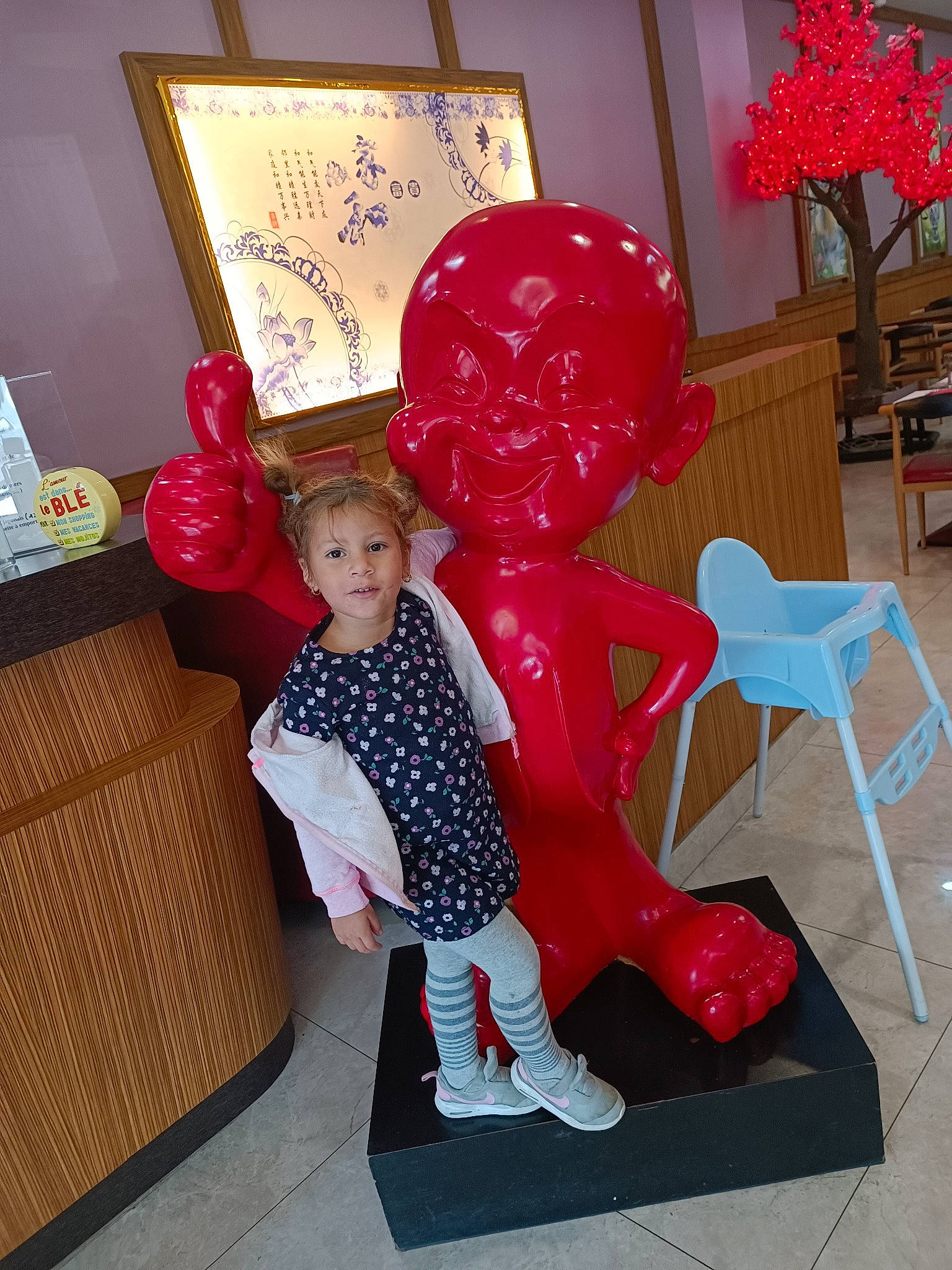 Lea a rejoint le concours — aidez-le/la à gagner de superbes lots ! art, carmine, chair, child, event, flooring, fun, holiday, leisure, party_supply, pattern, person, picture_frame, pink, plastic, red, room, sandal, sitting, toy