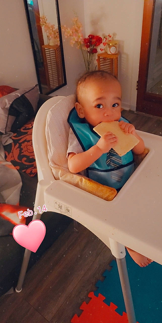 Maysson participe au concours pour gagner de l'argent avec cette photo : baby, chair, child, doll, furniture, person, pink, sitting, skin, table, toddler, toy