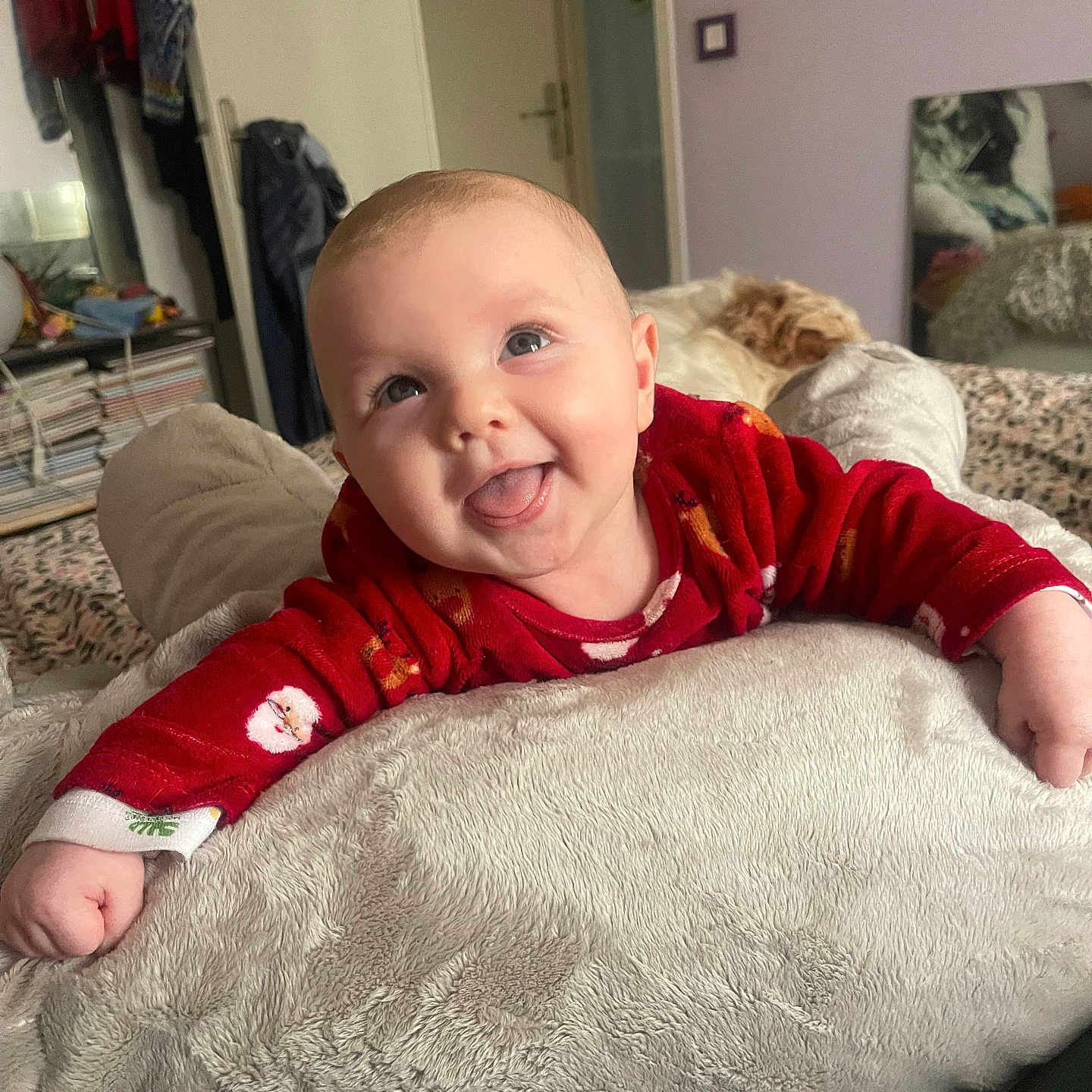 Noah a rejoint le concours — aidez-le/la à gagner de superbes lots ! baby, babylaughing, bed, bedroom, blanket, couch, cushion, face, furniture, happy, head, homedecor, indoors, laughing, person, photography, portrait, room, sitting, smile