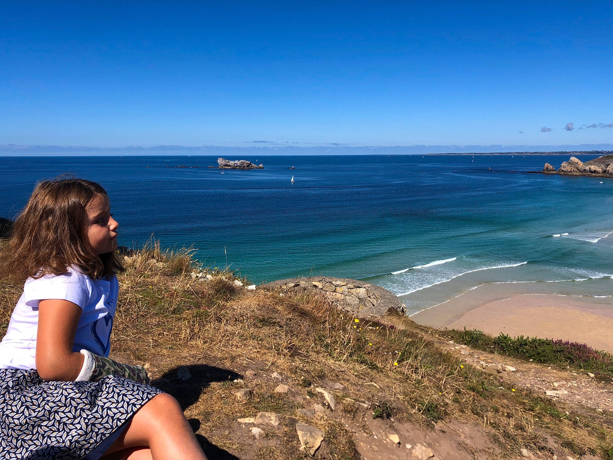 Kirsten participe au concours pour gagner de l'argent avec cette photo : bay, beach, blue, cloud, coast, coastal_and_oceanic_landforms, fun, headland, horizon, ocean, person, rock, sand, sea, shore, sitting, sky, summer, tourism, travel