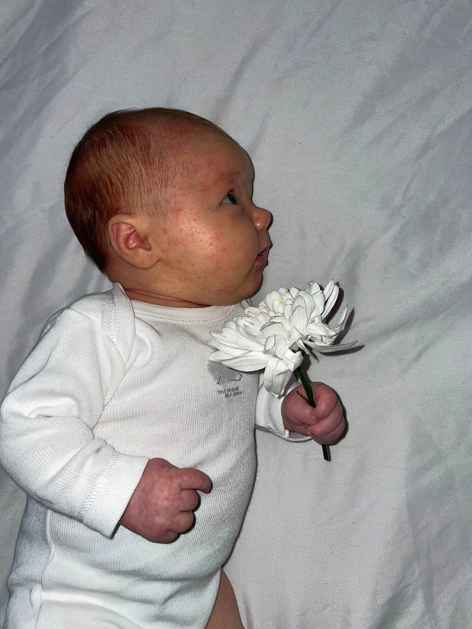 Elly a rejoint le concours — aidez-le/la à gagner de superbes lots ! baby, baby_products, baby_toddler_clothing, bedding, cheek, child, comfort, fur, gesture, happy, linens, monochrome, pattern, person, petal, room, skin, sleeve, t_shirt, thumb