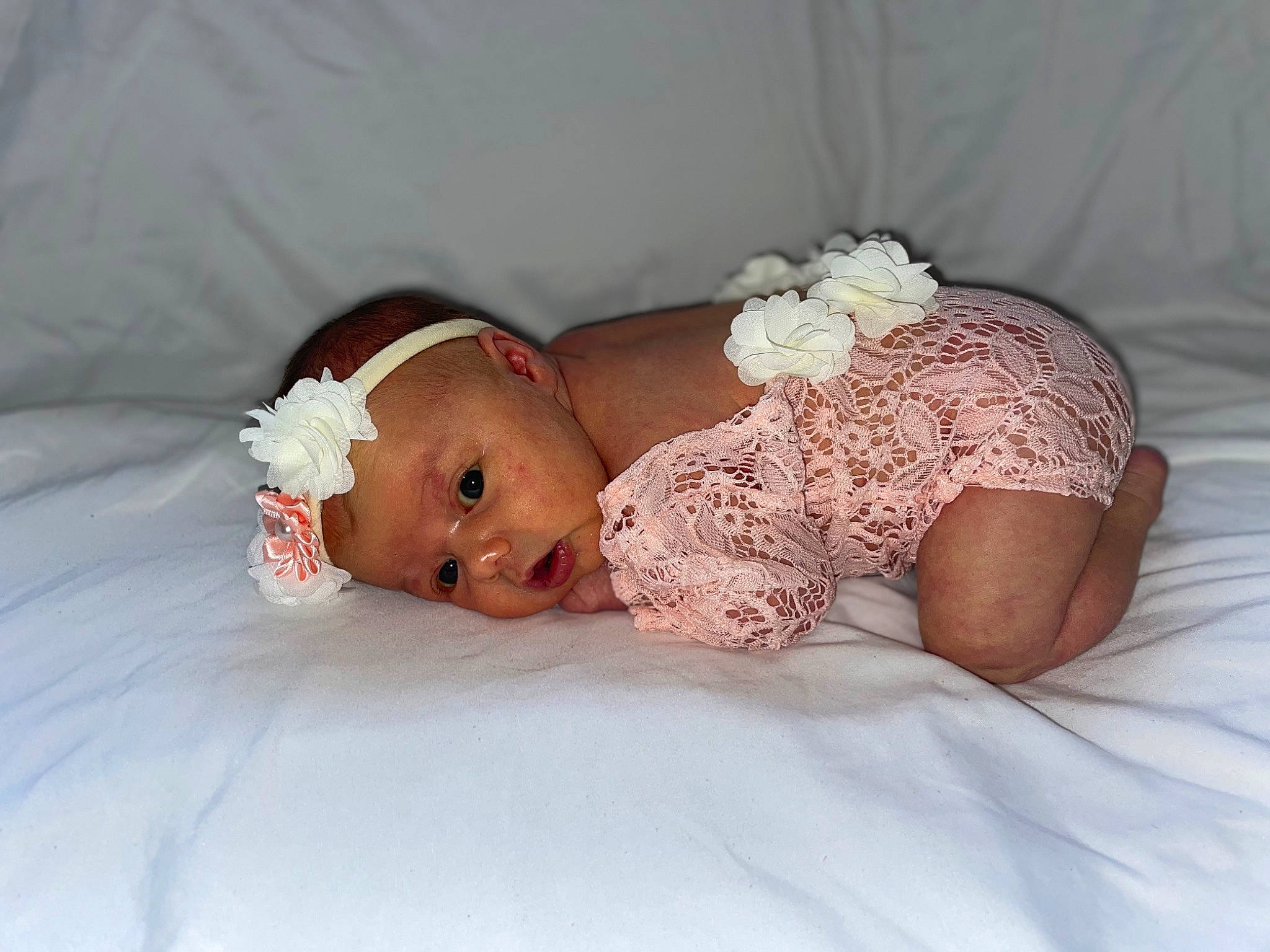 Elly a rejoint le concours — aidez-le/la à gagner de superbes lots ! baby, baby_toddler_clothing, bedding, child, comfort, dress, embellishment, eye, fashion_accessory, flash_photography, flooring, hair_accessory, head, headband, headpiece, jewellery, linens, person, sitting, sleeve