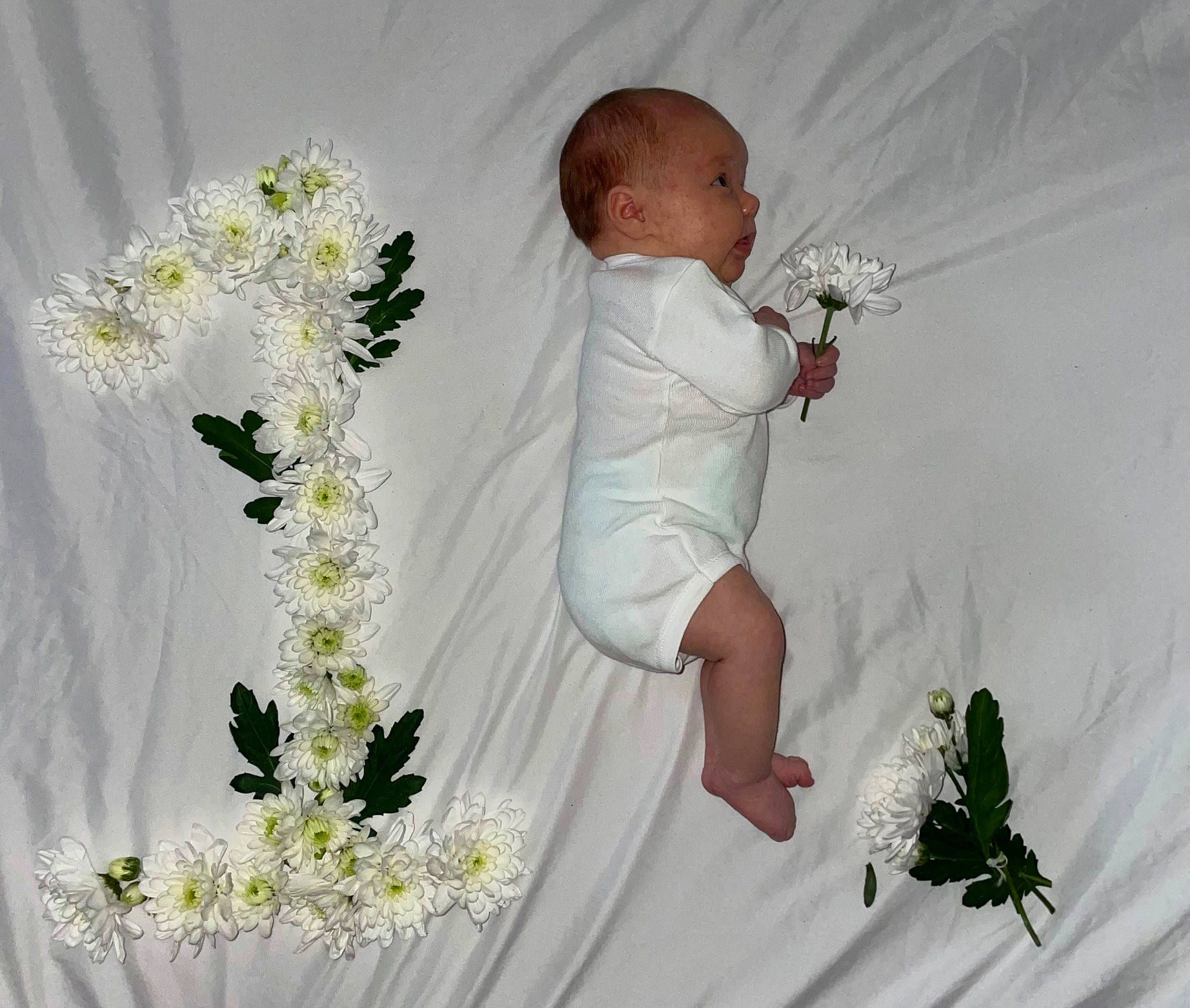 Elly a rejoint le concours — aidez-le/la à gagner de superbes lots ! artificial_flower, baby, bouquet, bridal_accessory, cut_flowers, dress, dress_shirt, floral_design, floristry, flower, flower_arranging, hand, happy, linens, person, petal, plant, product, sleeve, textile