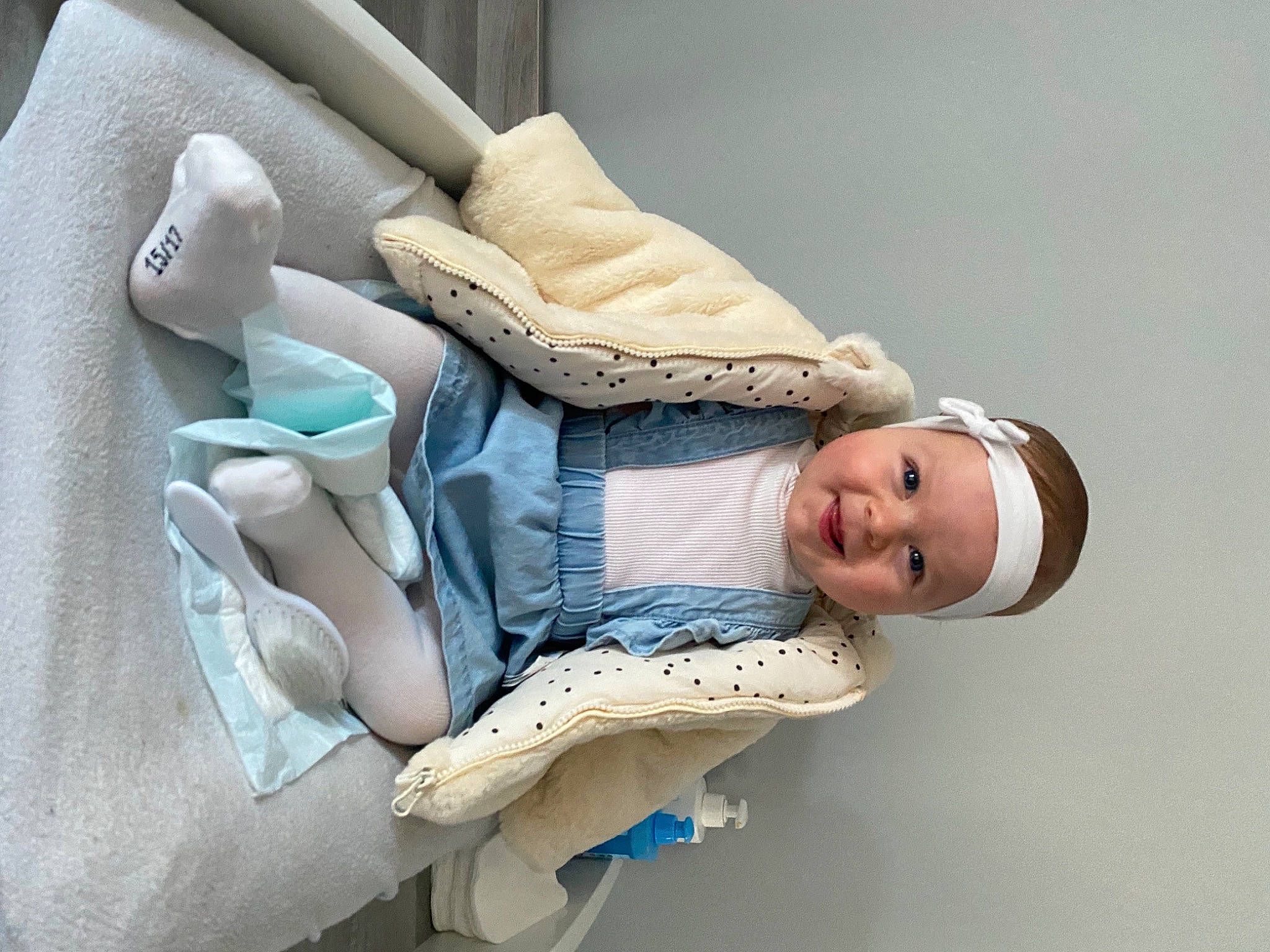 Léna participe au concours pour gagner de l'argent avec cette photo : baby, baby_carriage, baby_products, baby_sleeping, car_seat, child, comfort, doll, fashion_accessory, headwear, human_leg, knee, linens, person, product, room, sitting, textile, toddler, toy