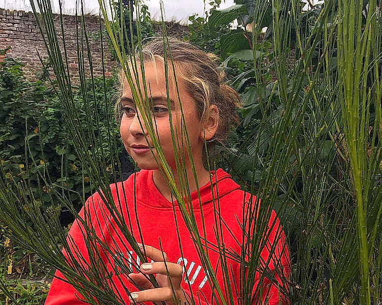 Gisele participe au concours pour gagner de l'argent avec cette photo : branch, flora, flower, flowering_plant, fun, girl, grass, grass_family, person, plant, shrub, spring, tree