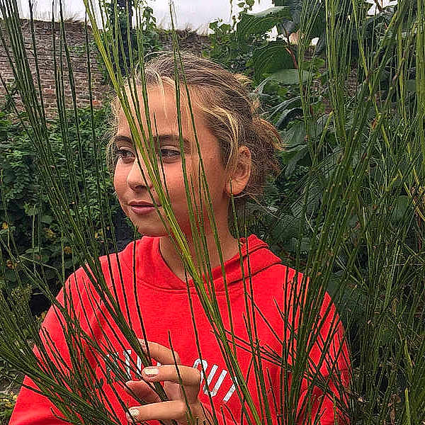 Gisele participe au concours pour gagner de l'argent avec cette photo : branch, flora, flower, flowering_plant, fun, girl, grass, grass_family, person, plant, shrub, spring, tree