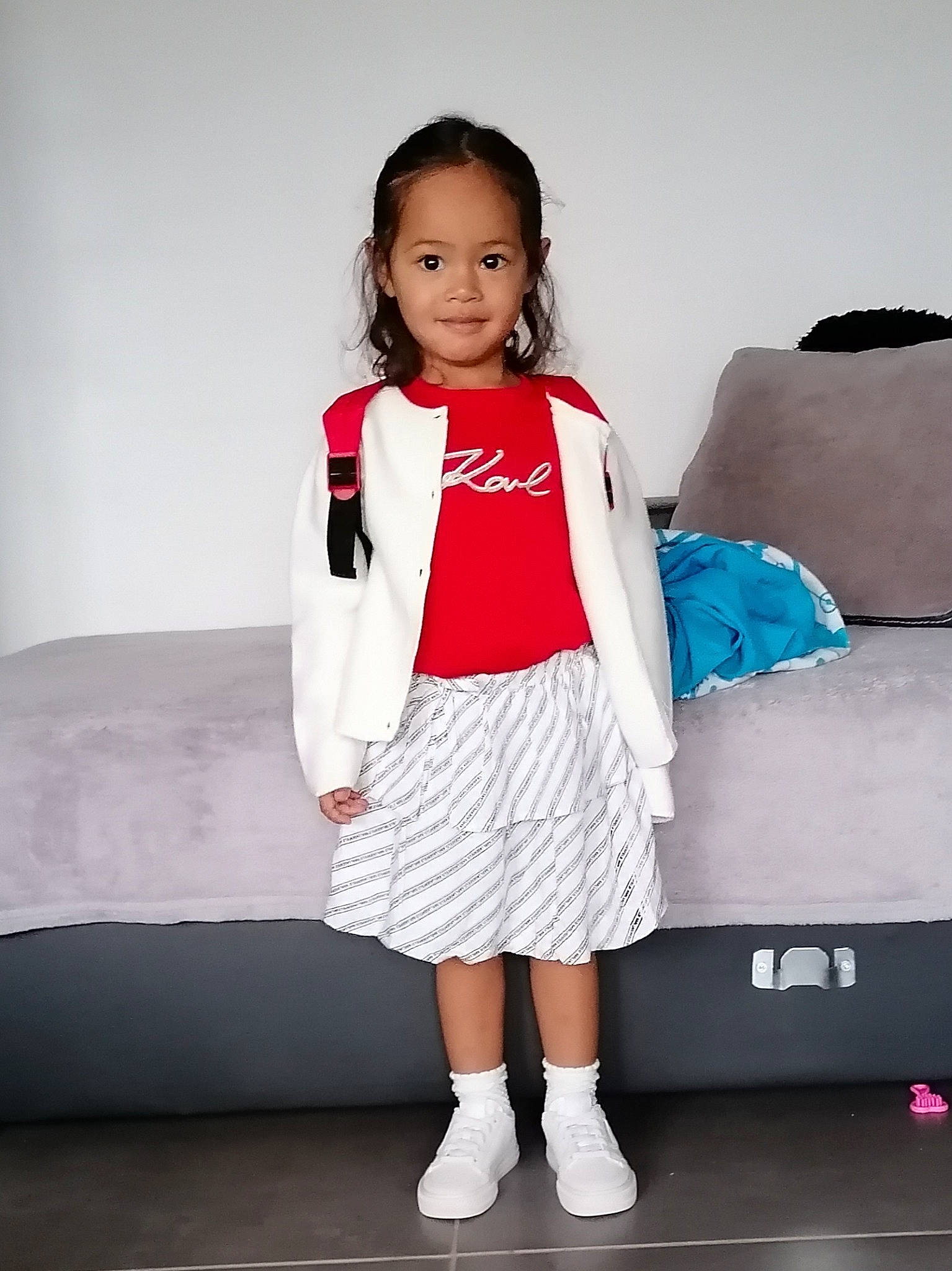 Eliyah participe au concours pour gagner de l'argent avec cette photo : child, child_model, clothing, fashion_design, joy, outerwear, person, sleeve, uniform