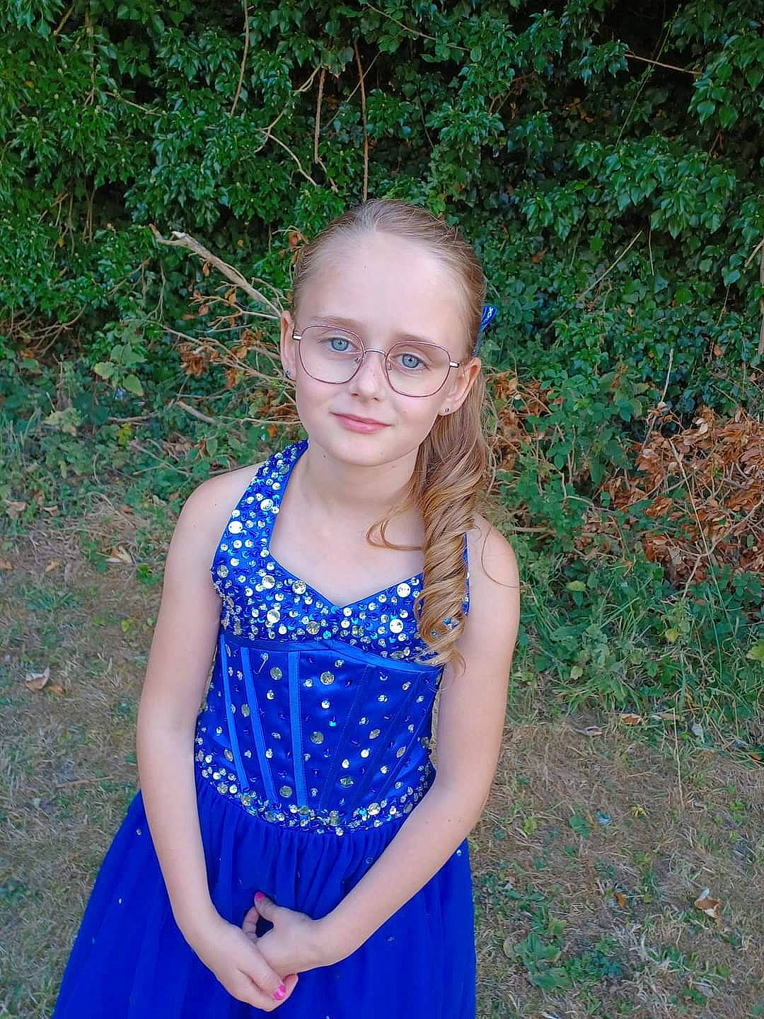 Agathe participe au concours pour gagner de l'argent avec cette photo : day_dress, dress, electric_blue, eye, face, forest, glasses, grass, grass_family, hair, happy, joy, long_hair, one_piece_garment, people_in_nature, person, plant, shoulder, smile, summer