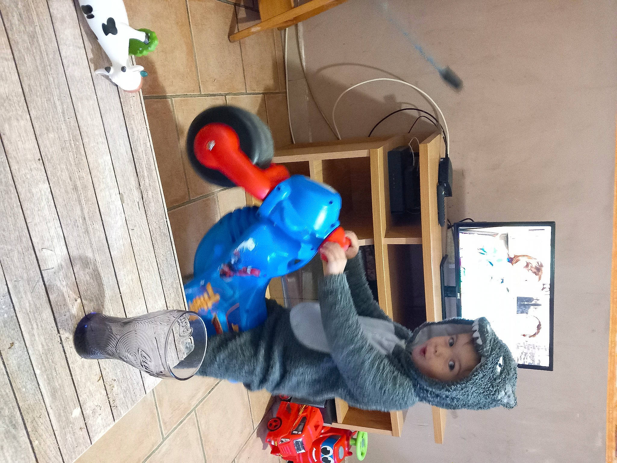 Kylian a rejoint le concours — aidez-le/la à gagner de superbes lots ! baby_toys, child, electric_blue, flooring, fun, hardwood, headwear, house, leisure, person, picture_frame, play, room, sitting, t_shirt, toddler, wood, wood_flooring, wood_stain