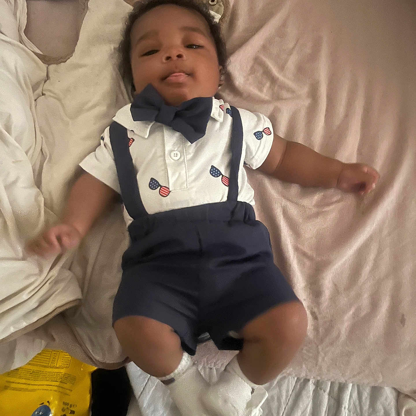 Sleylee a rejoint le concours — aidez-le/la à gagner de superbes lots ! baby, bed, blanket, bowtie, child, clothing, comfort, cute, face, indoor, infant, lying_down, mms_candy, pillow, playful, sock, suspenders, toddler, tongue_out, yellow_bag