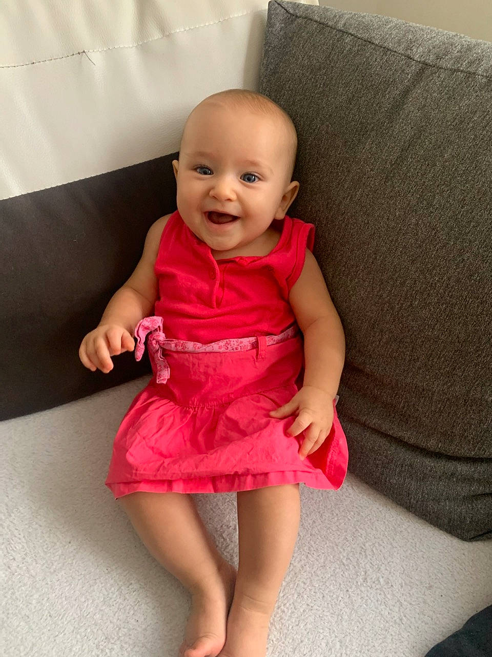 Mila a rejoint le concours — aidez-le/la à gagner de superbes lots ! baby_toddler_clothing, comfort, couch, day_dress, dress, human_leg, iris, joy, knee, leg, lip, magenta, one_piece_garment, person, pink, skin, sleeve, smile, textile, thigh