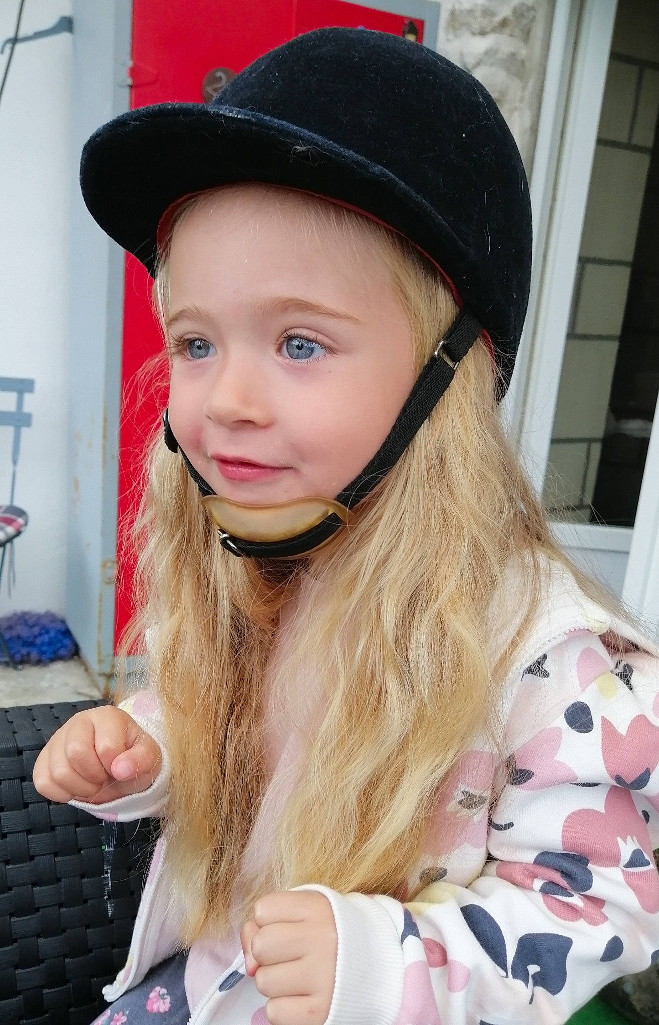 Alicia participe au concours pour gagner de l'argent avec cette photo : cap, child, chin, cool, costume_hat, electric_blue, eye, eyebrow, eyewear, face, flash_photography, fun, happy, hat, headgear, headwear, jewellery, lip, person, pink