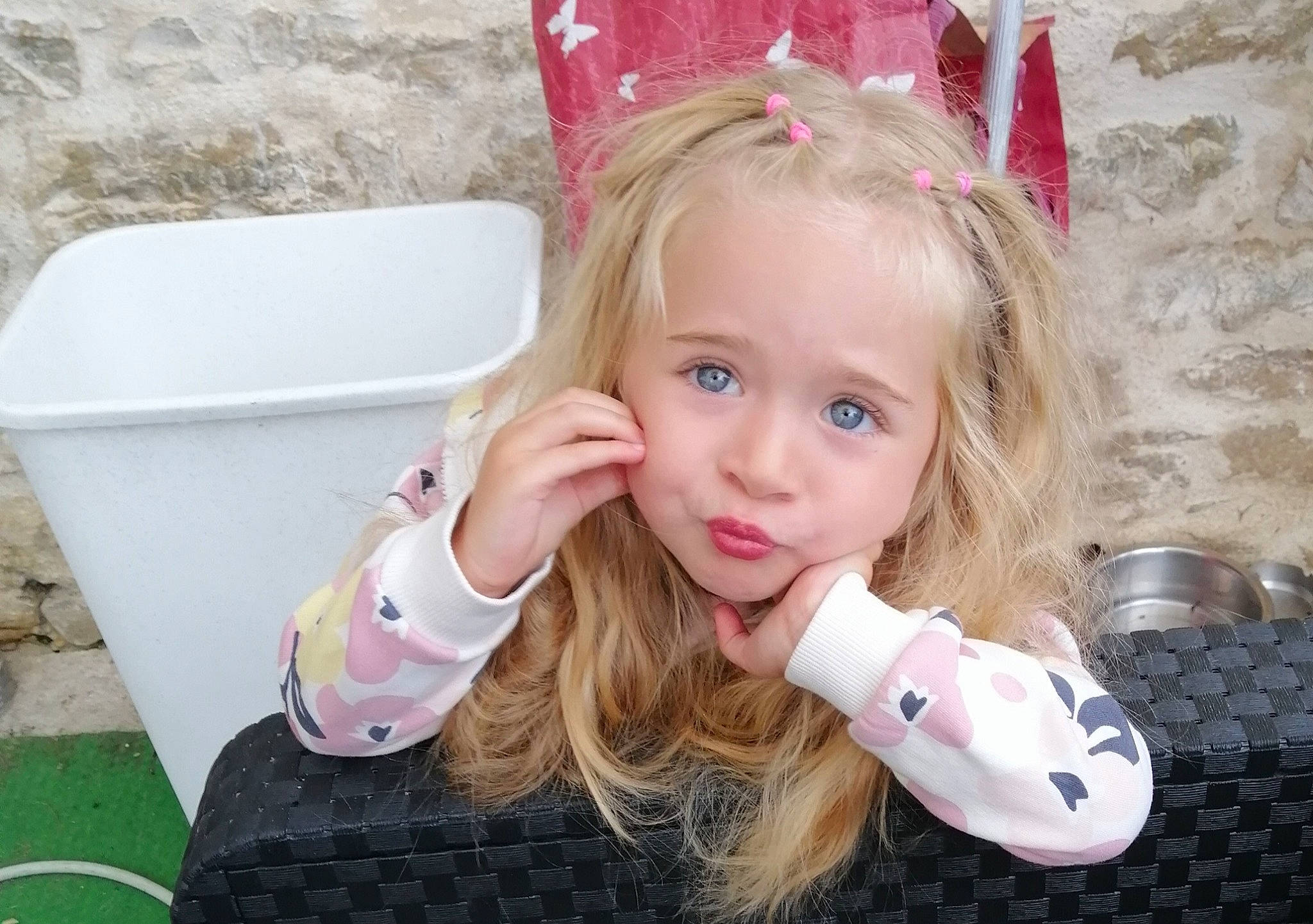 Alicia participe au concours pour gagner de l'argent avec cette photo : baby_toddler_clothing, beauty, blond, child, clothing, eye, eyelash, facial_expression, fun, hair, hairstyle, happy, head, iris, lip, person, pink, skin, smile, textile