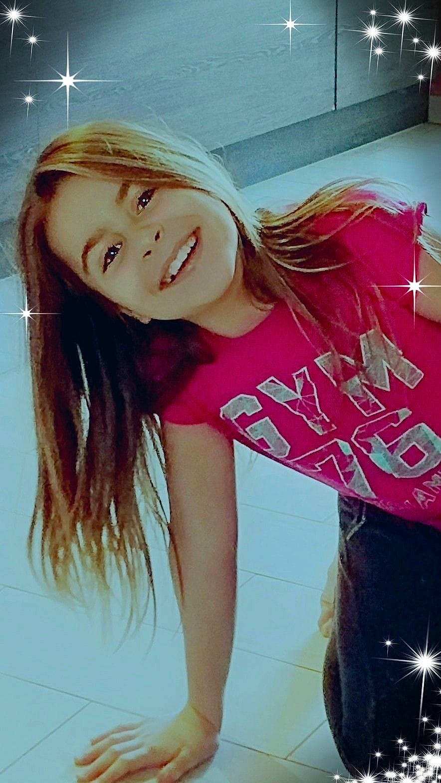 Lyllou a rejoint le concours — aidez-le/la à gagner de superbes lots ! bangs, beauty, black_hair, blond, brown_hair, cool, flesh, hair, hair_coloring, hairstyle, joy, lip, long_hair, mouth, nose, person, photography, pink, selfie, smile