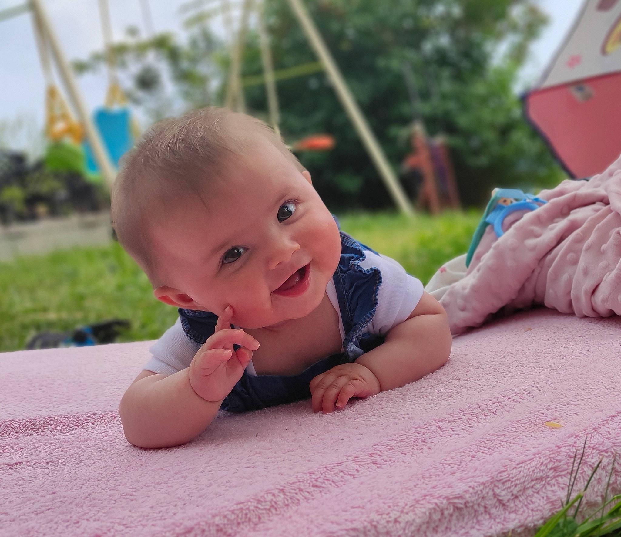 Clara participe au concours pour gagner de l'argent avec cette photo : baby, baby_toddler_clothing, child, crawling, face, finger, flooring, grass, grass_family, happy, leg, leisure, people_in_nature, person, plant, skin, smile, toddler, tree, tummy_time