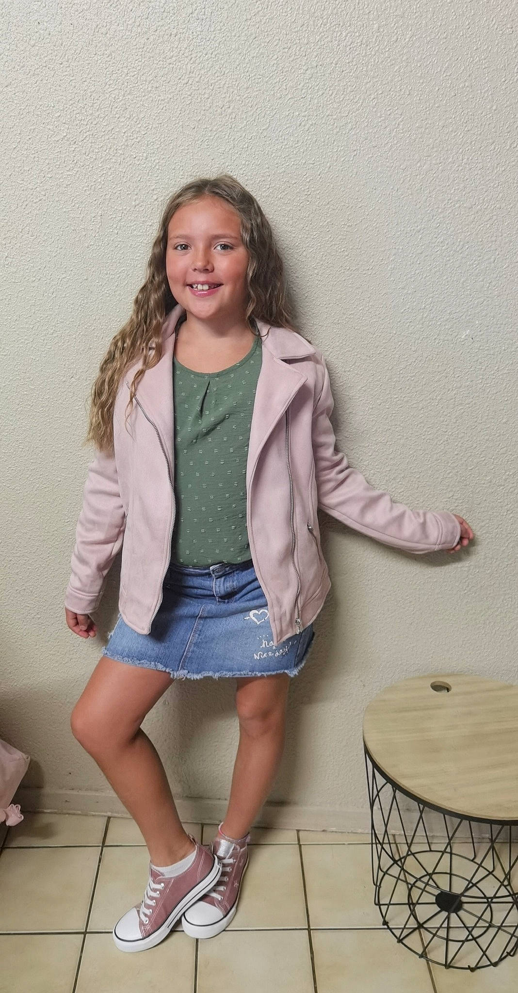 Alycia participe au concours pour gagner de l'argent avec cette photo : collar, dress_shirt, face, fashion_design, hair, joint, joy, knee, leg, neck, outerwear, person, pink, shoe, shoulder, skin, sleeve, smile, street_fashion, table