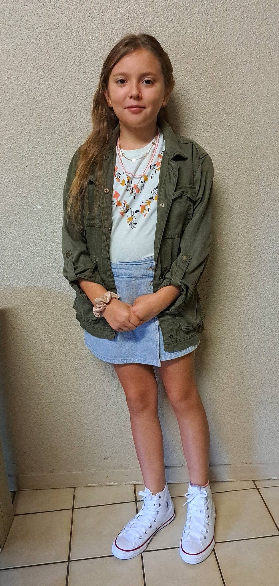 Alycia a rejoint le concours — aidez-le/la à gagner de superbes lots ! blazer, blond, collar, dress_shirt, electric_blue, face, fashion_design, hat, human_leg, jewellery, joint, joy, knee, neck, person, shoulder, sleeve, textile, thigh, uniform