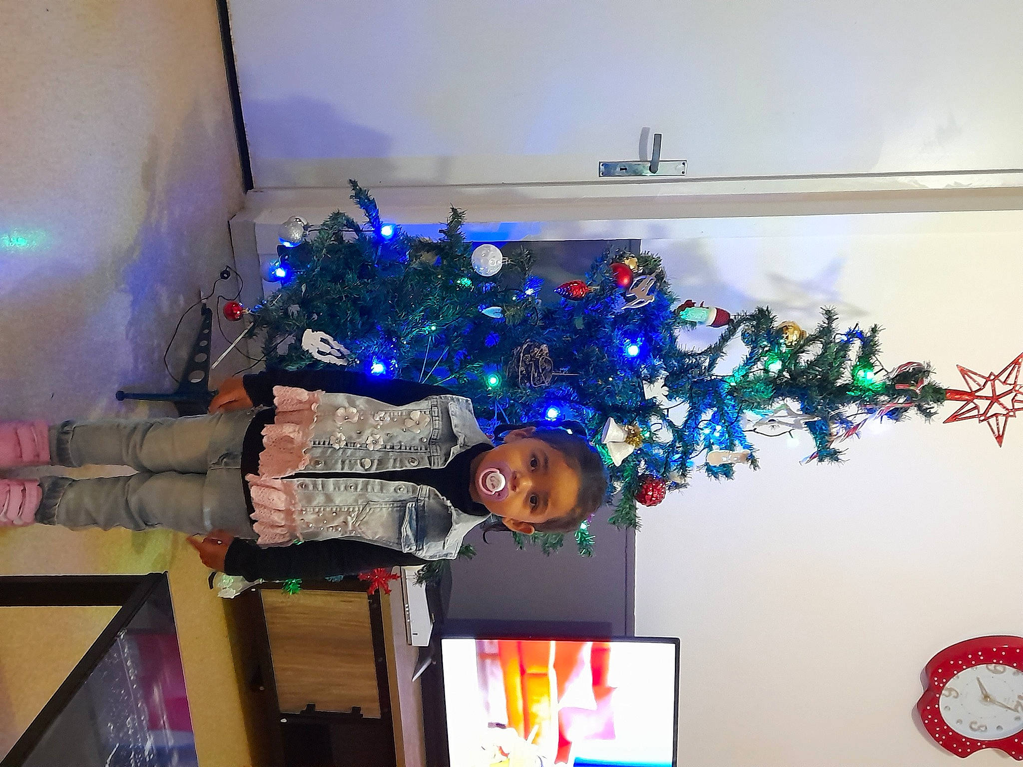 Maïssa participe au concours pour gagner de l'argent avec cette photo : christmas, christmas_decoration, christmas_eve, christmas_ornament, electric_blue, event, floral_design, fun, holiday, holiday_ornament, houseplant, interior_design, ornament, person, plant, room, tree, window, winter