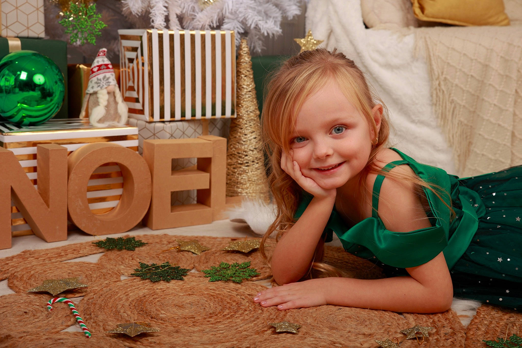 Ambre a rejoint le concours — aidez-le/la à gagner de superbes lots ! child, event, fawn, flooring, fun, grass, green, happy, holiday, joy, leisure, party, person, pink, play, room, sitting, smile, soil, toddler