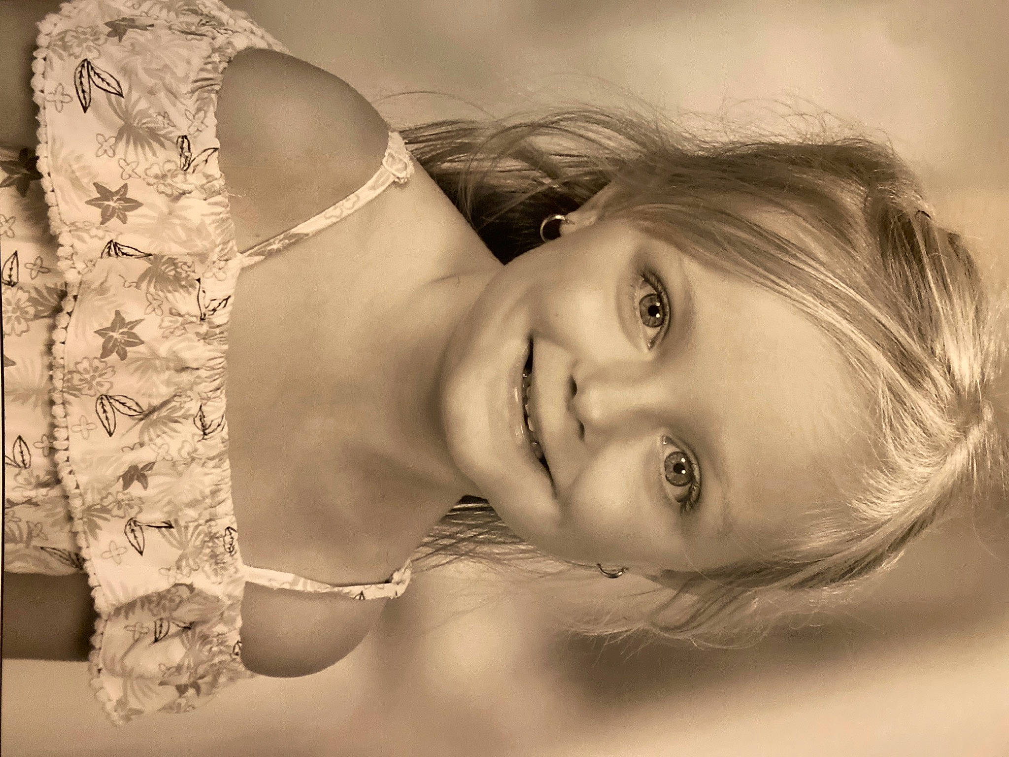 Ambre participe au concours pour gagner de l'argent avec cette photo : arm, black_and_white, eye, eyebrow, eyelash, facial_expression, flash_photography, gesture, happy, iris, joy, lip, neck, people_in_nature, person, shoulder, skin, sky, smile, style