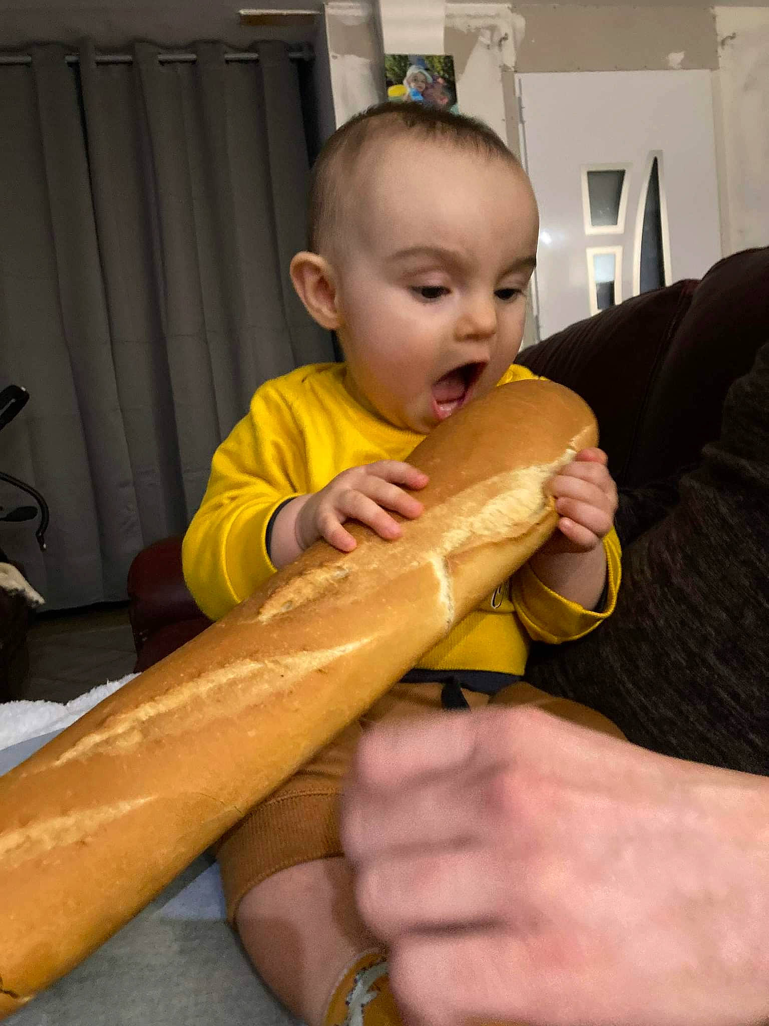 Logan participe au concours pour gagner de l'argent avec cette photo : baby, chair, child, elbow, finger, flooring, fun, hand, human_leg, knee, musical_instrument, nail, person, room, sitting, string_instrument, surprise, thigh, thumb, toddler