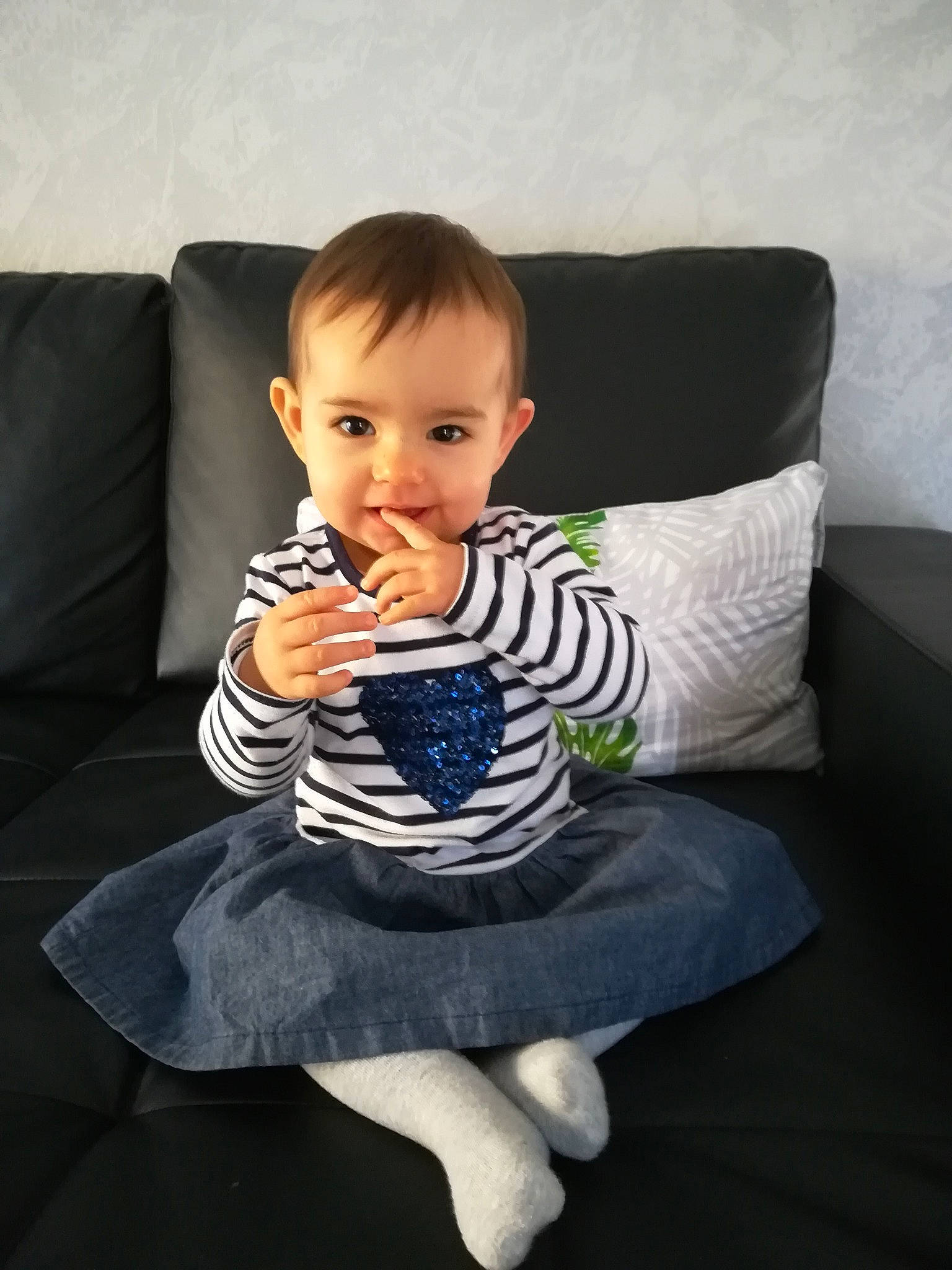 Elena participe au concours pour gagner de l'argent avec cette photo : arm, child, day, infant, person, product, sitting, toddler