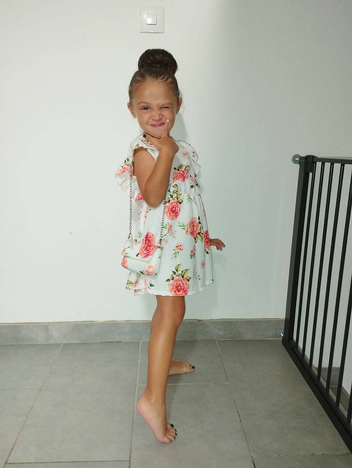 Saona a rejoint le concours — aidez-le/la à gagner de superbes lots ! anger, black_hair, day_dress, dress, event, fashion_design, flash_photography, flooring, happy, human_leg, joy, knee, leg, neck, one_piece_garment, pattern, person, shoulder, skin, sleeve