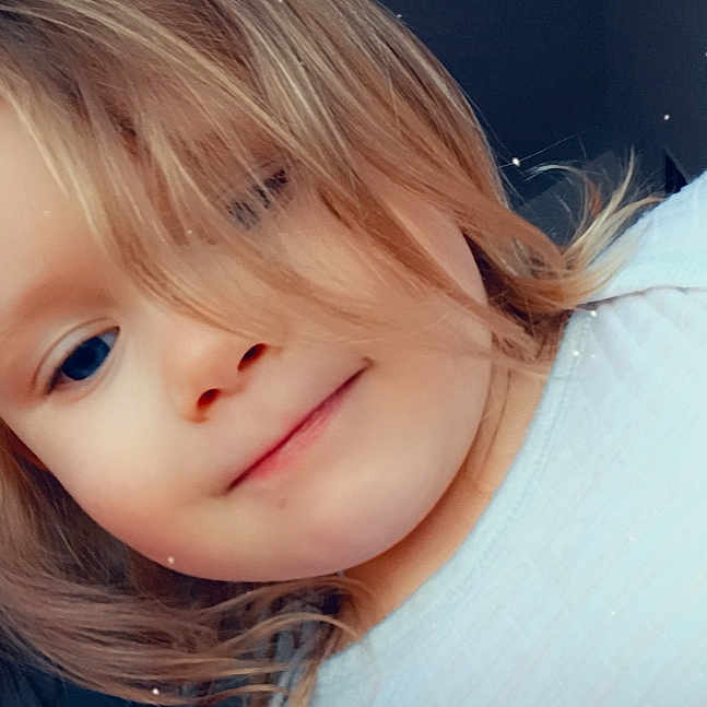 Iris a rejoint le concours — aidez-le/la à gagner de superbes lots ! bangs, cheek, child, chin, cool, eyebrow, eyelash, flash_photography, fun, happy, iris, jaw, layered_hair, lip, long_hair, nose, skin, smile, step_cutting, toddler