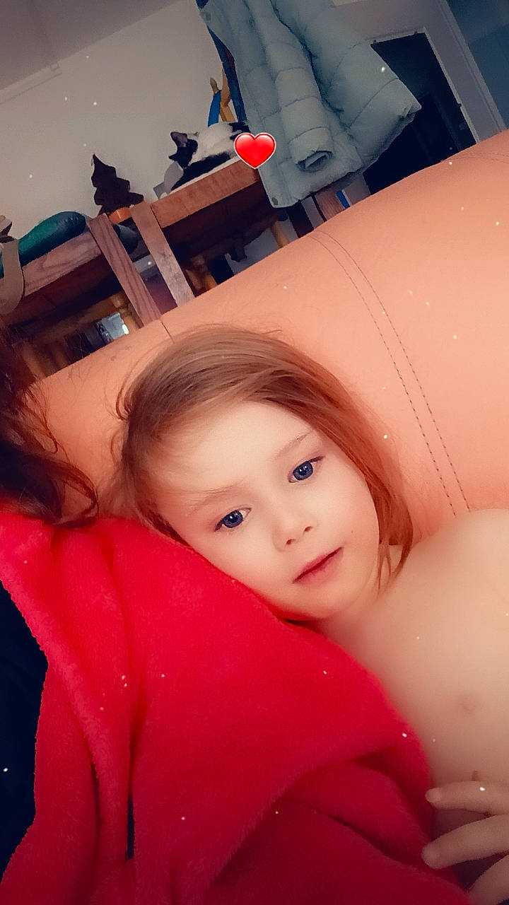 Iris a rejoint le concours — aidez-le/la à gagner de superbes lots ! brown_hair, carmine, cheek, child, comfort, eyelash, finger, flash_photography, fun, gesture, happy, leisure, lip, mouth, nose, person, pink, red, shoulder, skin