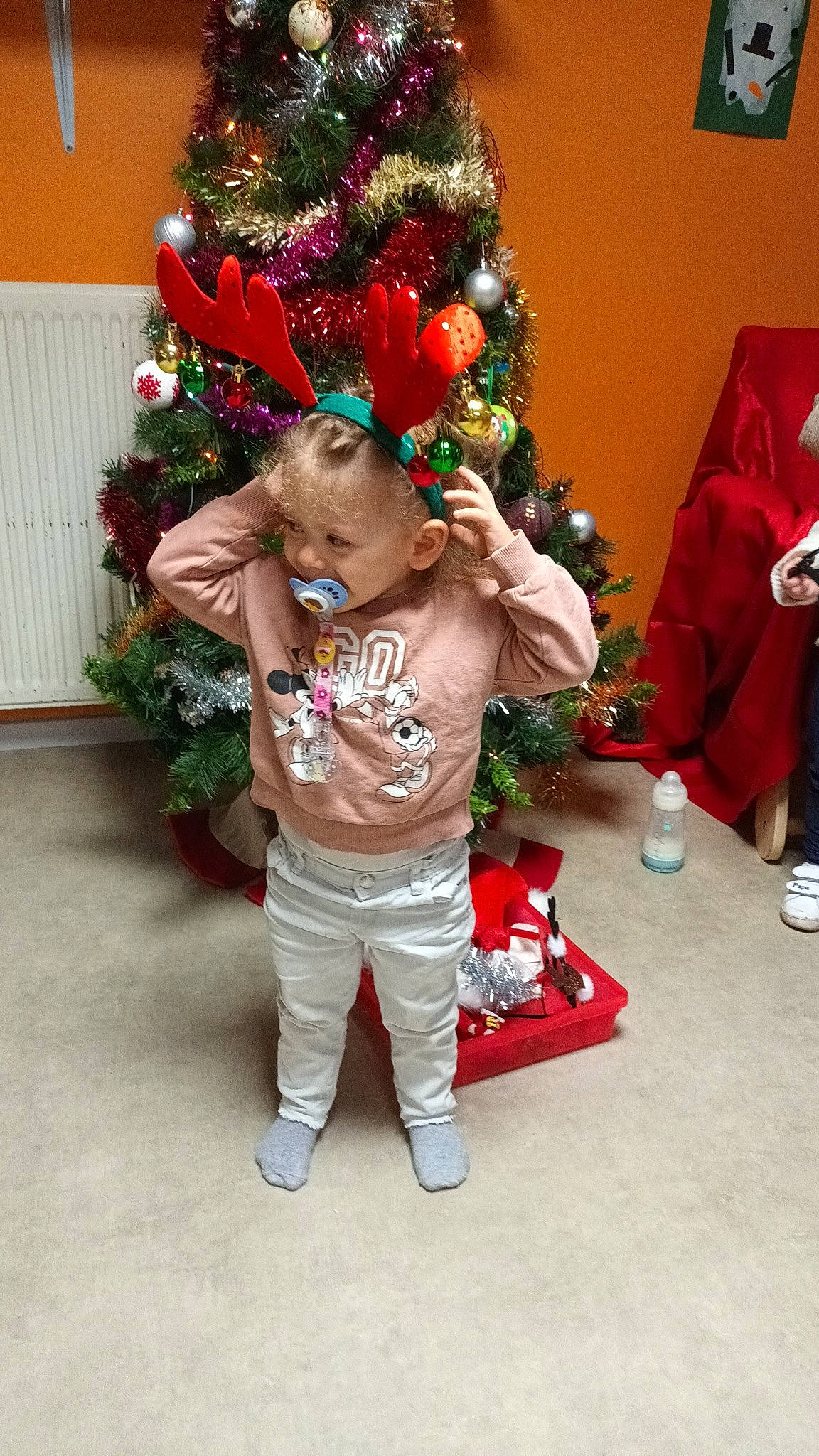 Cléa participe au concours pour gagner de l'argent avec cette photo : child, christmas, christmas_decoration, christmas_eve, christmas_ornament, christmas_tree, conifer, event, fictional_character, flower_arranging, fun, holiday, holiday_ornament, ornament, person, plant, room, santa_claus, toddler, tradition