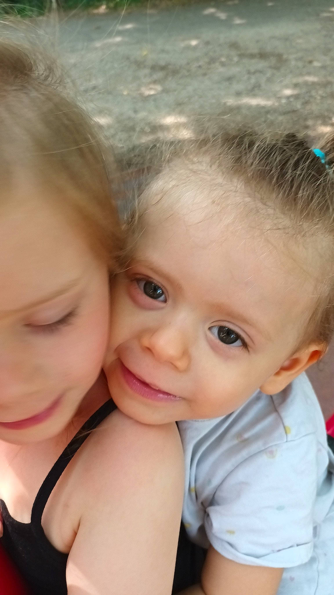 Cléa participe au concours pour gagner de l'argent avec cette photo : baby_toddler_clothing, blond, cheek, child, chin, eyebrow, eyelash, fun, gesture, grass, happy, human_body, iris, lip, neck, nose, person, skin, smile, toddler