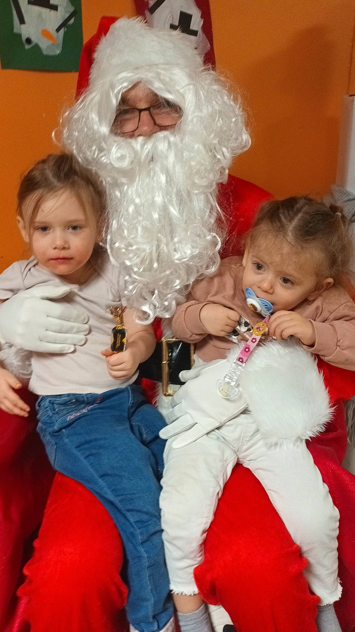 Cléa participe au concours pour gagner de l'argent avec cette photo : baby_toddler_clothing, beard, child, christmas, christmas_eve, event, face, facial_expression, fictional_character, fun, hairstyle, happy, holiday, human_body, lap, organ, person, red, santa_claus, toddler