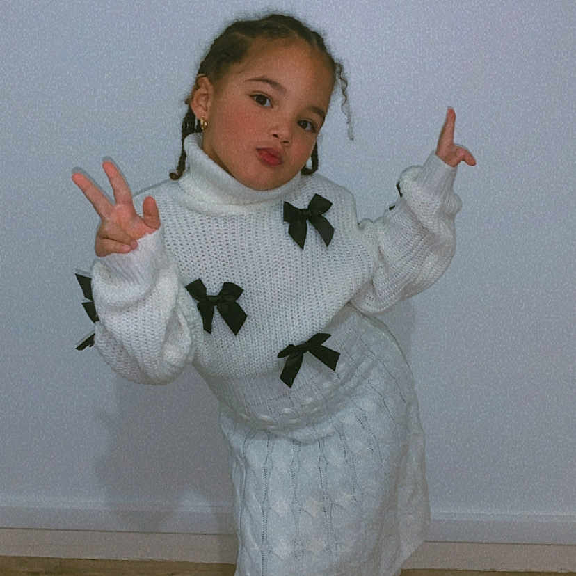 Vivianne participe au concours pour gagner de l'argent avec cette photo : baby, bodypart, clothing, costume, dress, face, finger, footwear, hand, head, knitwear, longsleeve, pants, person, photography, portrait, shoe, sleeve, sweater, wood