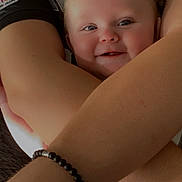 Luna a rejoint le concours — aidez-le/la à gagner de superbes lots ! baby, child, smiling, arms, person, holding, closeup, face, happy, skin, bracelet, clothing, black_shirt, indoor, toddler, candid, portrait, expression, human, warmth