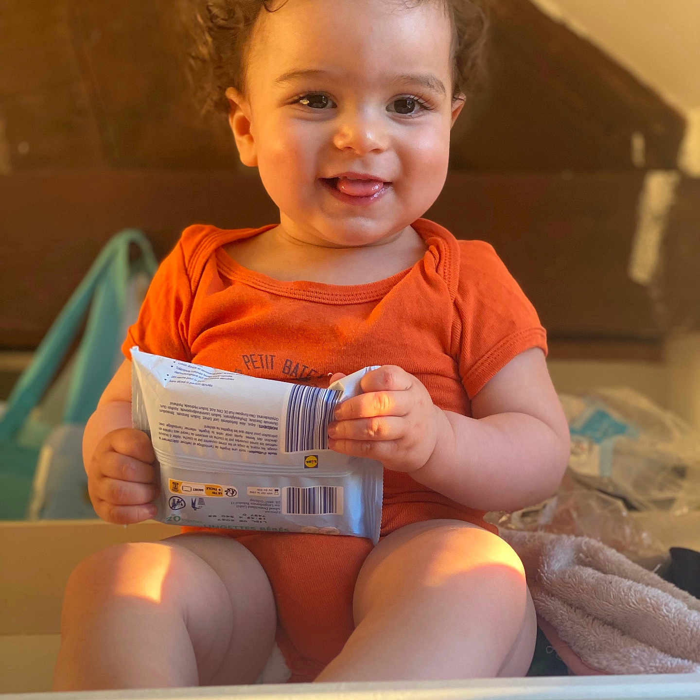 Léo Elyas participe au concours pour gagner de l'argent avec cette photo : baby, bathing, bathtub, bodypart, box, face, finger, furniture, hand, happy, head, indoors, person, photography, portrait, reading, sitting, smile, text, tub