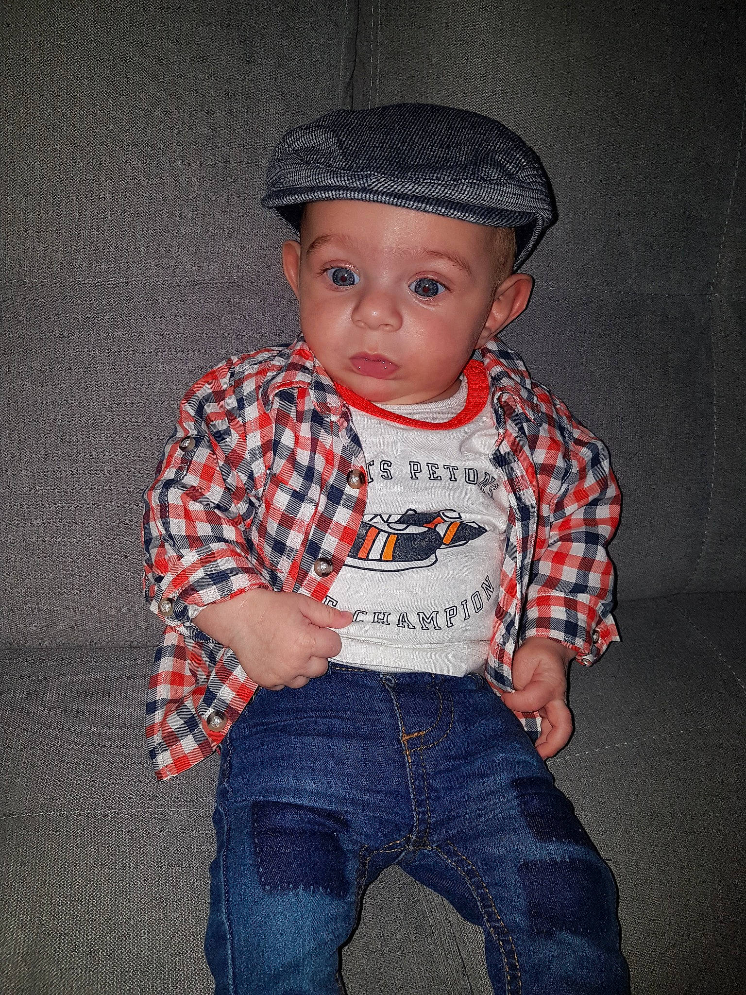 Meysson a rejoint le concours — aidez-le/la à gagner de superbes lots ! baby_toddler_clothing, cheek, child, child_model, clothing, cool, denim, headgear, jeans, person, sitting, sleeve, standing, t_shirt, toddler