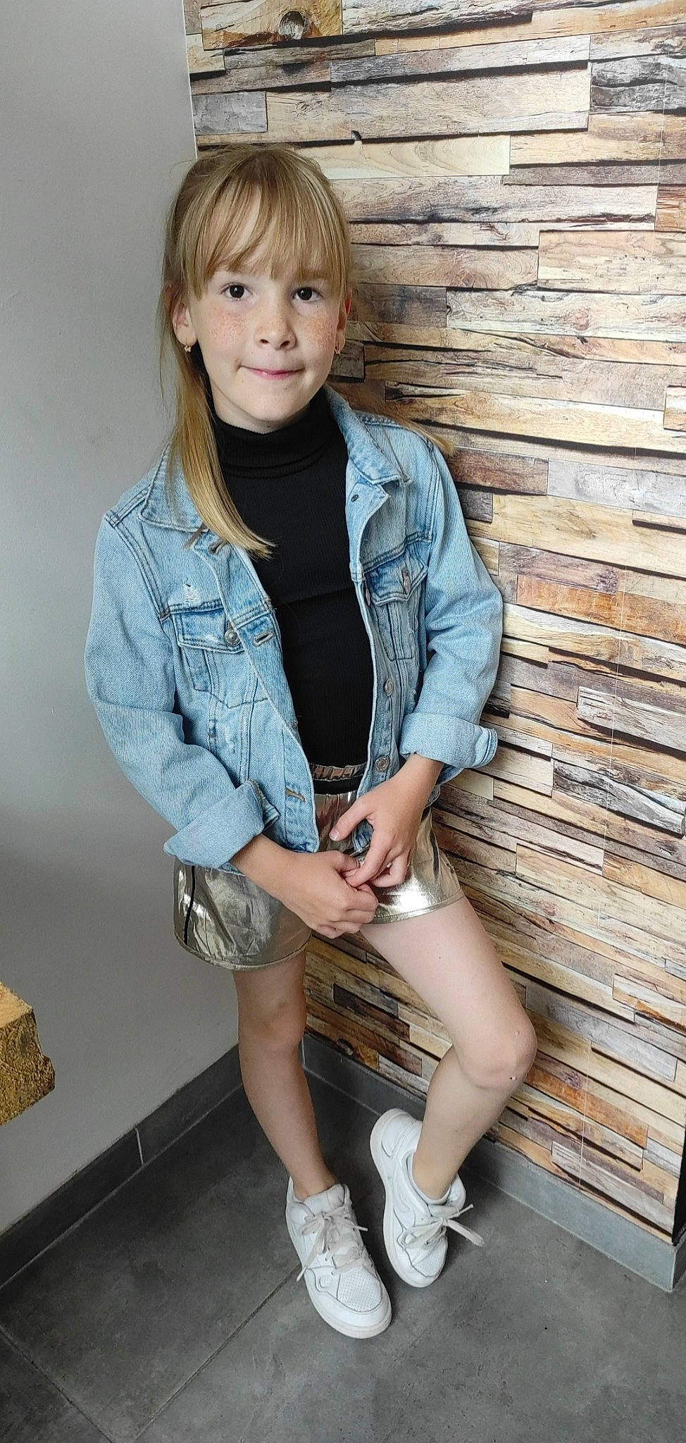 Lizzy participe au concours pour gagner de l'argent avec cette photo : bangs, beauty, collar, denim, dress_shirt, face, fashion_design, flash_photography, hairstyle, joint, joy, knee, leg, lip, organ, person, photograph, shoe, sleeve, standing
