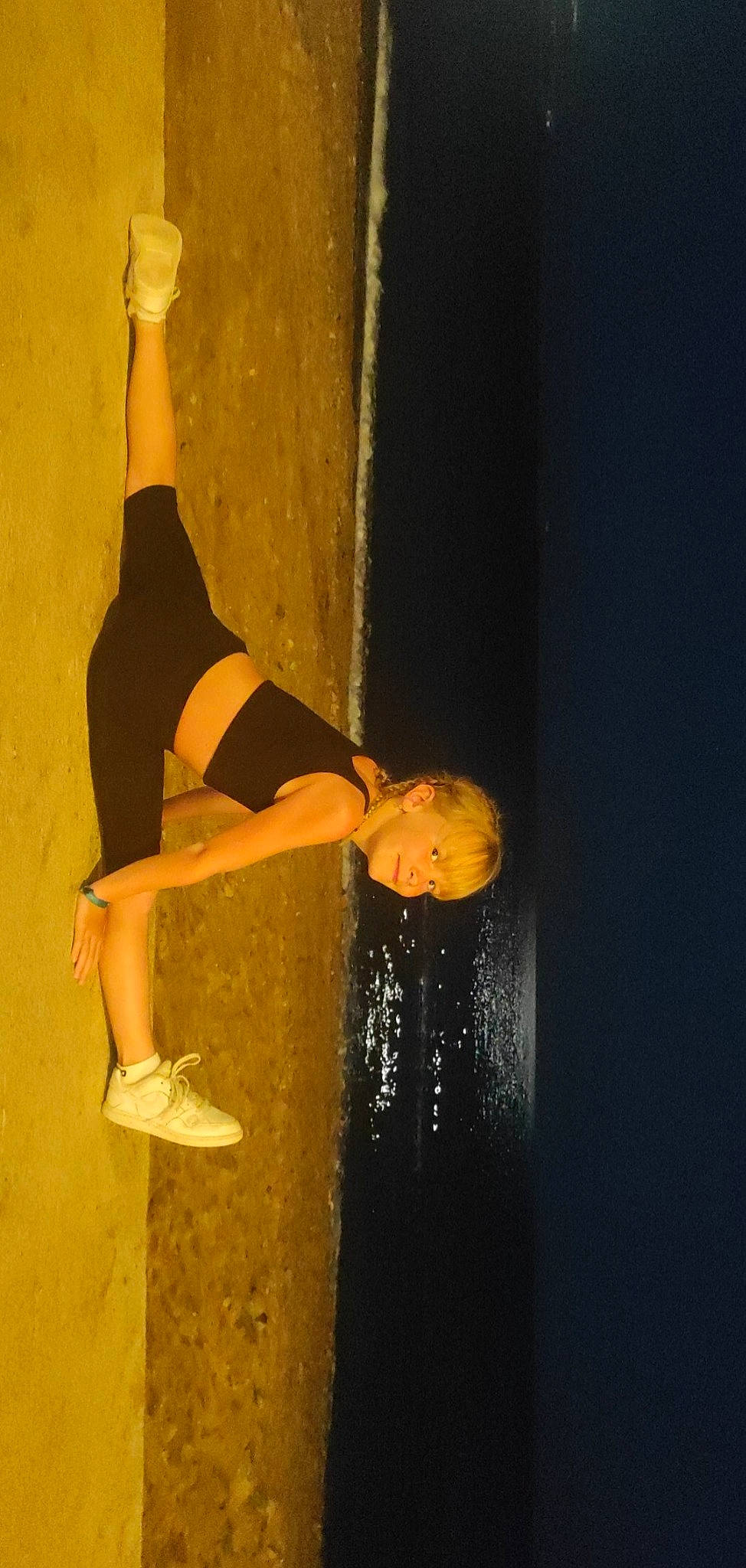 Lizzy participe au concours pour gagner de l'argent avec cette photo : balance, barefoot, blond, calf, elbow, entertainment, flash_photography, foot, fun, hand, human_body, human_leg, joy, knee, leg, performance_art, performing_arts, person, shorts, shoulder