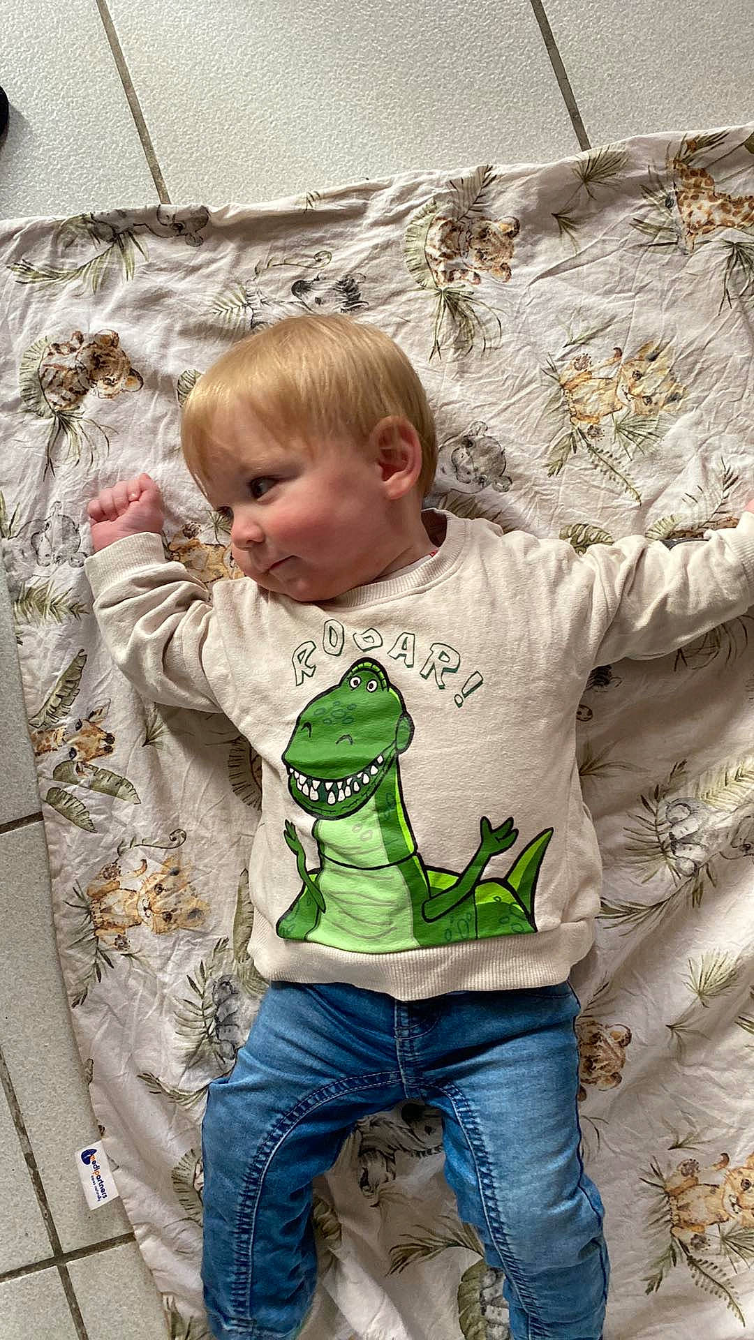 Daryl a rejoint le concours — aidez-le/la à gagner de superbes lots ! baby, baby_products, baby_toddler_clothing, cheek, child, clothing, comfort, face, gesture, grass, hairstyle, happy, head, jeans, linens, person, sitting, sleeve, t_shirt, toddler