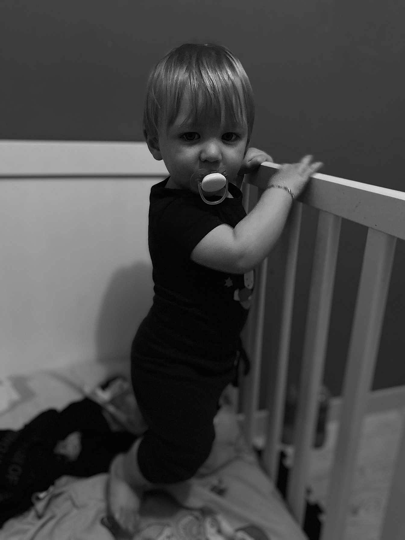 Daryl a rejoint le concours — aidez-le/la à gagner de superbes lots ! arm, baby, baby_toddler_clothing, black, child, comfort, elbow, finger, gesture, hairstyle, hand, happy, human_body, iris, person, shoulder, sleeve, standing, style, thumb