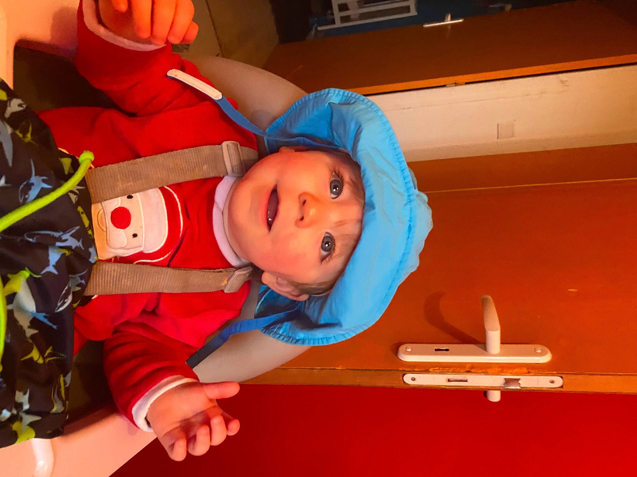 Daryl participe au concours pour gagner de l'argent avec cette photo : animation, baby, baby_products, baby_toddler_clothing, carmine, child, costume, event, fictional_character, fun, hat, headwear, orange, person, room, toddler, toy