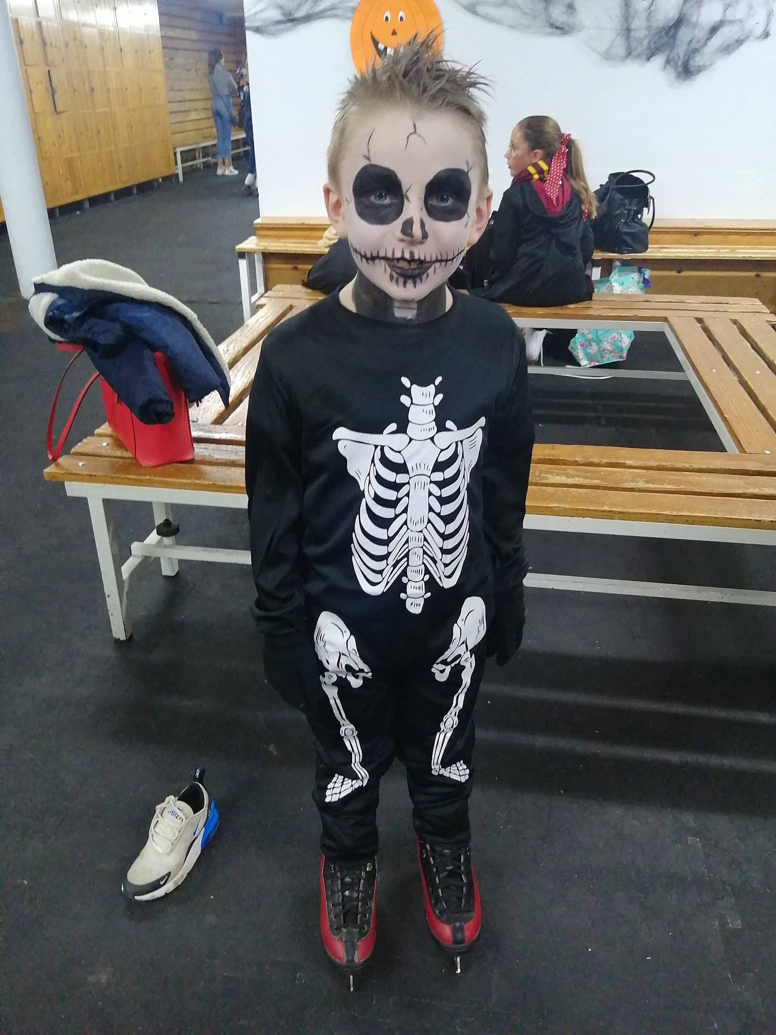 Lorys participe au concours pour gagner de l'argent avec cette photo : black, bone, chair, cool, door, eyewear, fashion_design, fun, goggles, person, personal_protective_equipment, recreation, shoe, skull, sleeve, sportswear, street_fashion, sunglasses, t_shirt, vision_care