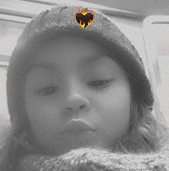 Maëlly participe au concours pour gagner de l'argent avec cette photo : black, black_and_white, cap, cheek, chin, ear, eyebrow, eyelash, forehead, happy, human_body, iris, jaw, lip, mouth, nose, organ, person, skin, style