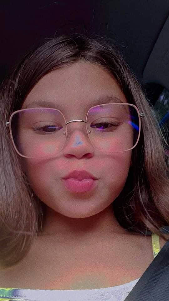 Maëlly a rejoint le concours — aidez-le/la à gagner de superbes lots ! cheek, chin, ear, eye, eye_glass_accessory, eyebrow, eyelash, eyewear, facial_expression, flash_photography, forehead, iris, jaw, lip, mouth, nose, person, purple, skin, smile