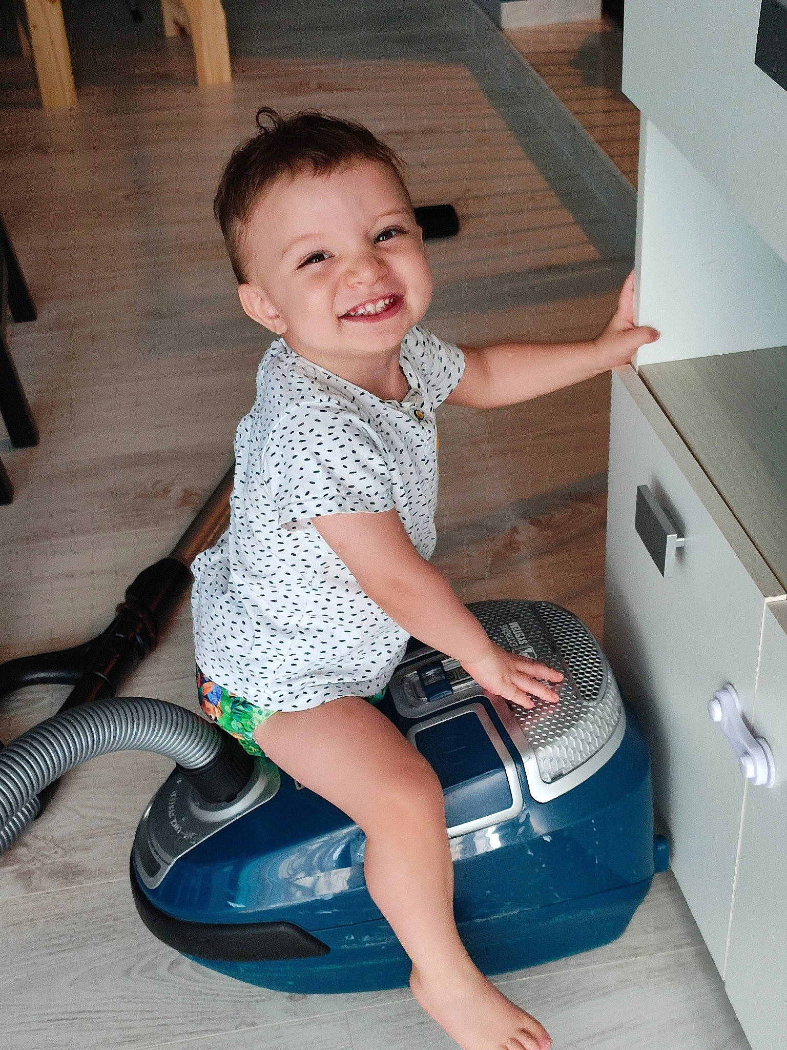 Maxance a rejoint le concours — aidez-le/la à gagner de superbes lots ! cabinetry, drawer, finger, floor, flooring, foot, fun, human_leg, joint, joy, knee, lap, leg, leisure, neck, person, sandal, shoulder, smile, sock