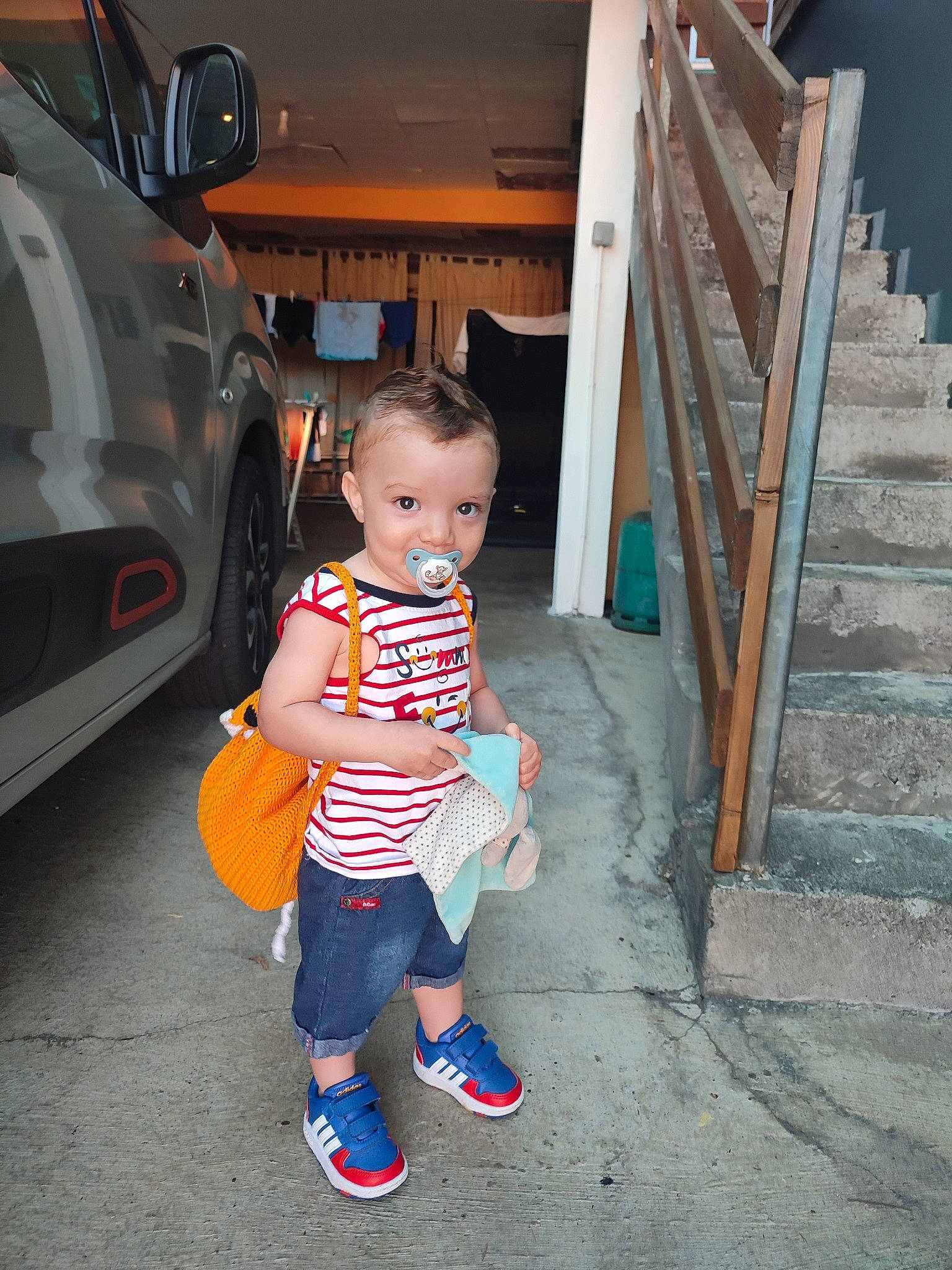 Maxance participe au concours pour gagner de l'argent avec cette photo : automotive_exterior, automotive_lighting, automotive_tire, baby, baby_toddler_clothing, bumper, child, eye, family_car, flooring, fun, happy, leisure, motor_vehicle, person, sandal, stairs, t_shirt, toddler, vehicle_door